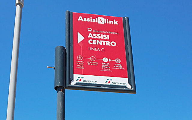 アッシジリンクバス停　アッシジ中心部方面