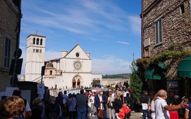 アッシジの守護聖人の祝日　聖フランチェスコ聖堂前の様子