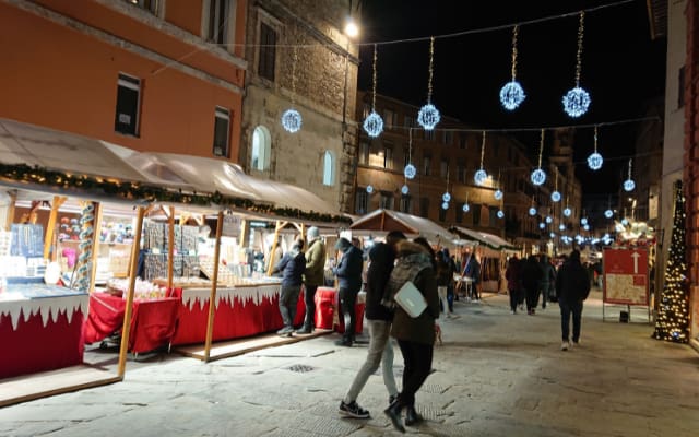 チェントロのクリスマスマーケット イタリア ペルージャ ウンブリア州