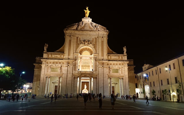 夜のサンタ・マリア・デッリ・アンジェリ聖堂。正面の扉が開くことはめったにありません。