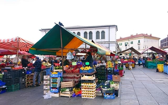 トリノの中央市場 朝市の様子