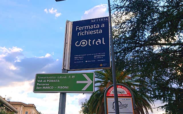 Cotral社の郊外行きバスの停留所
