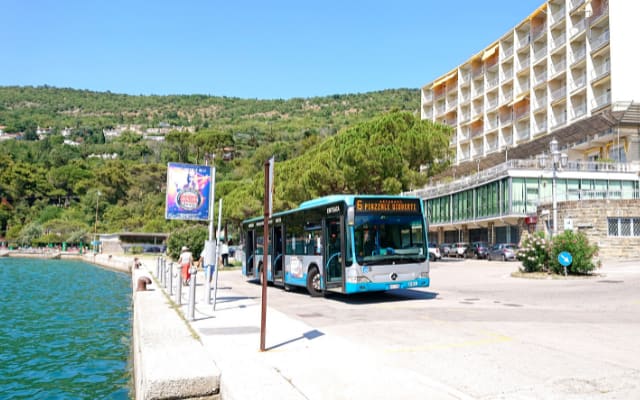 ミラマーレ城へのバス