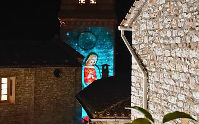 ペルジーノの聖マリアをあしらったライトアップ