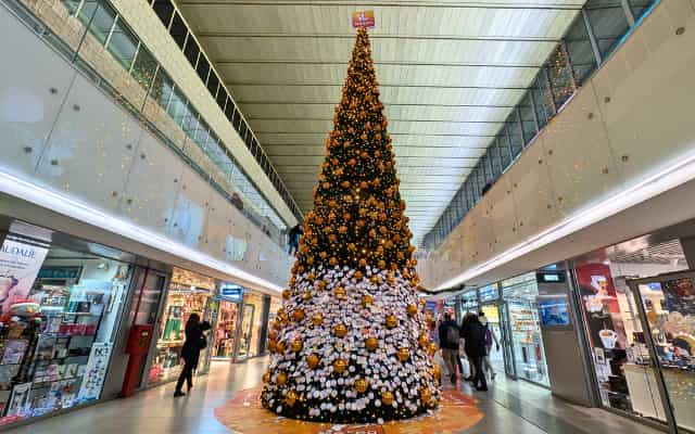 ローマテルミニ駅のクリスマスツリー2025