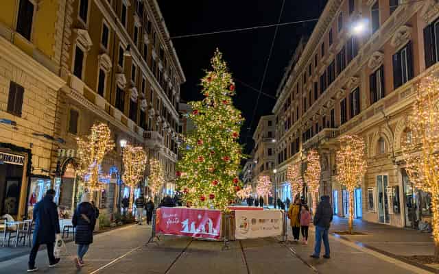 オッタビアーノ通りのクリスマスイルミネーション2025